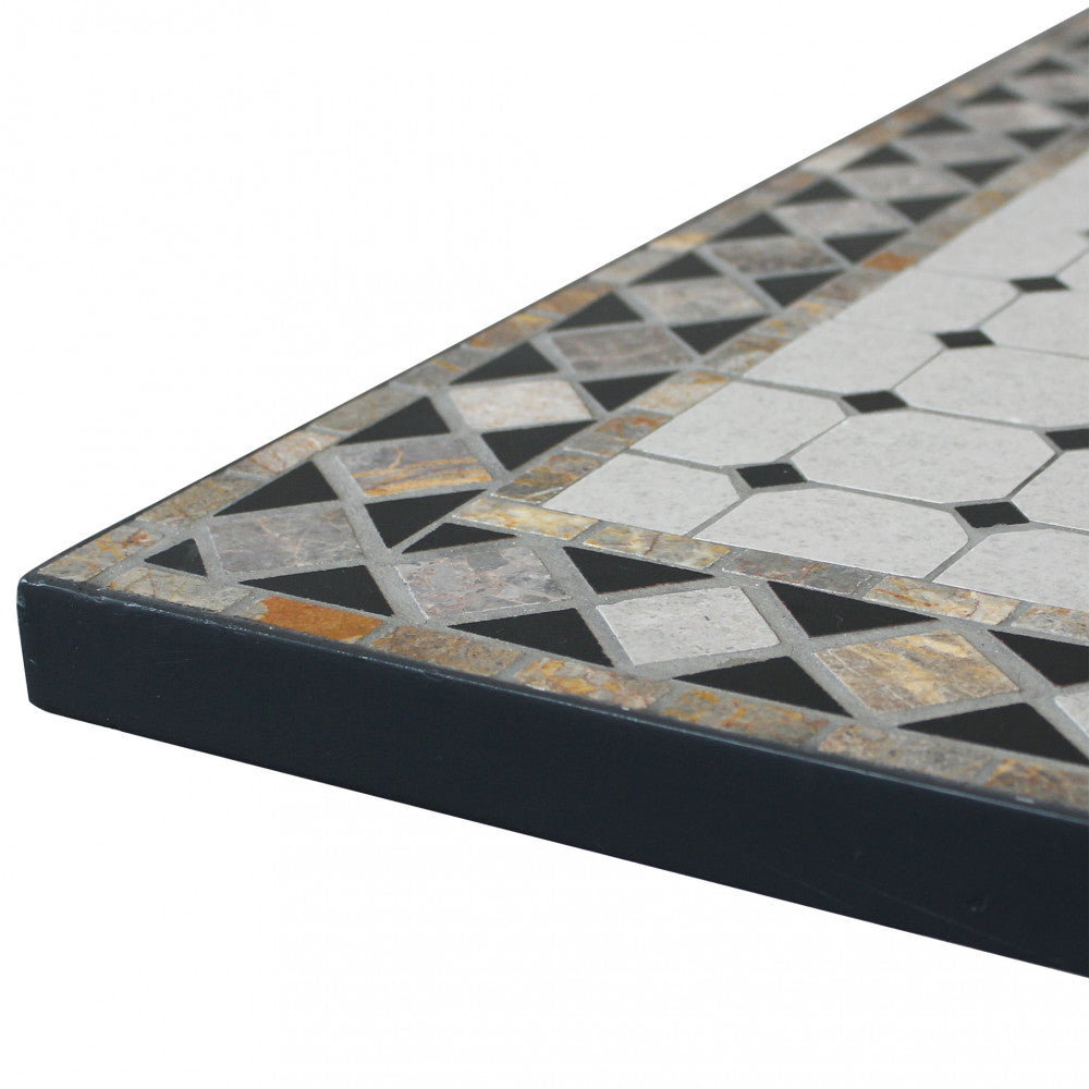 Primo piano del bordo in ceramica del tavolo, che mostra la precisione artigianale del motivo geometrico.