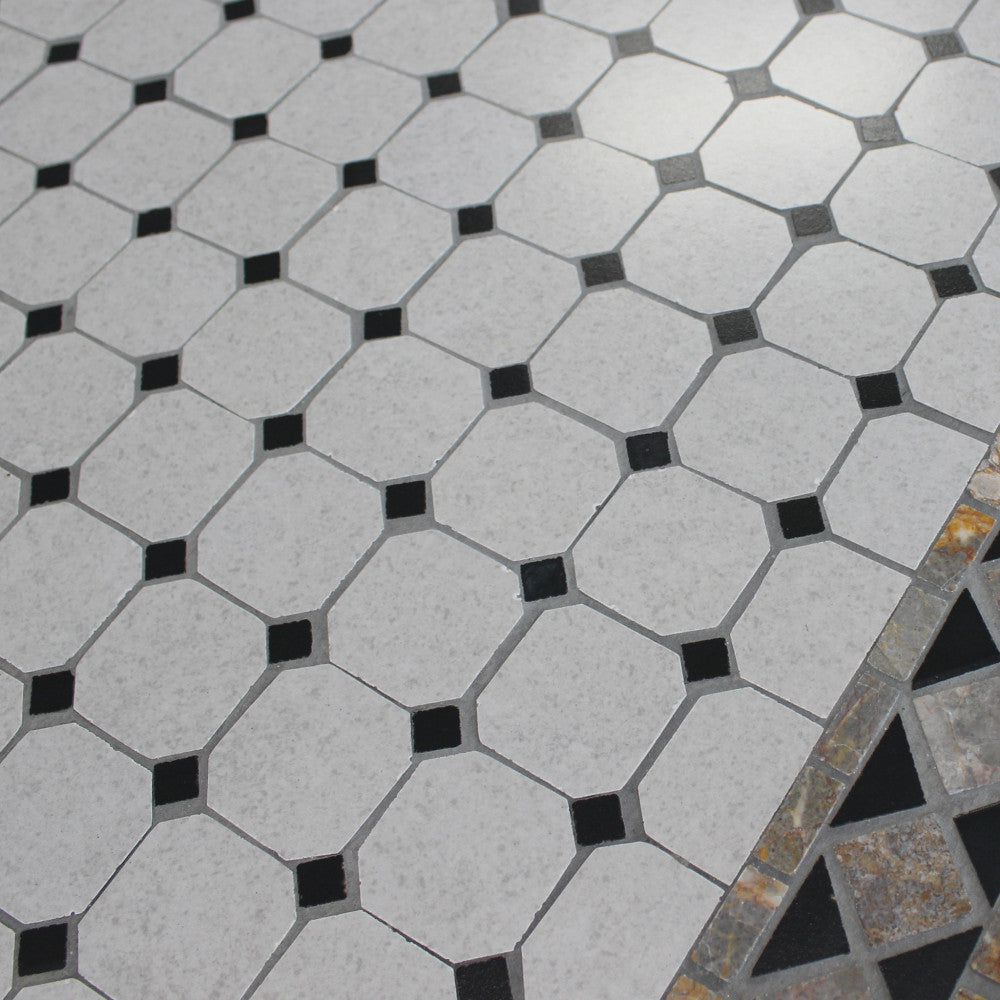Dettaglio ravvicinato della superficie in ceramica, che esalta la texture tattile e i toni beige e antracite.
