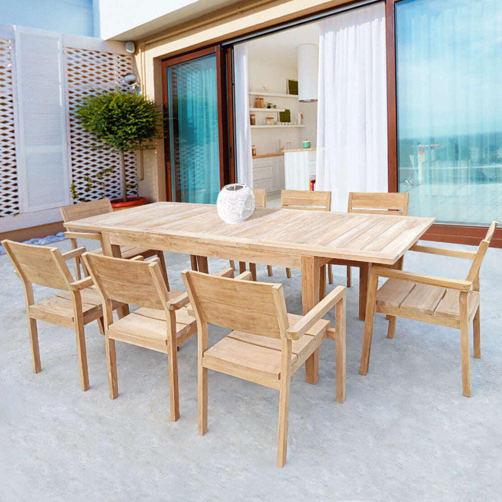 Tavolo da giardino Ribot allestito in una lussuosa terrazza esterna, circondato da sedie in teak abbinate sotto la luce naturale.