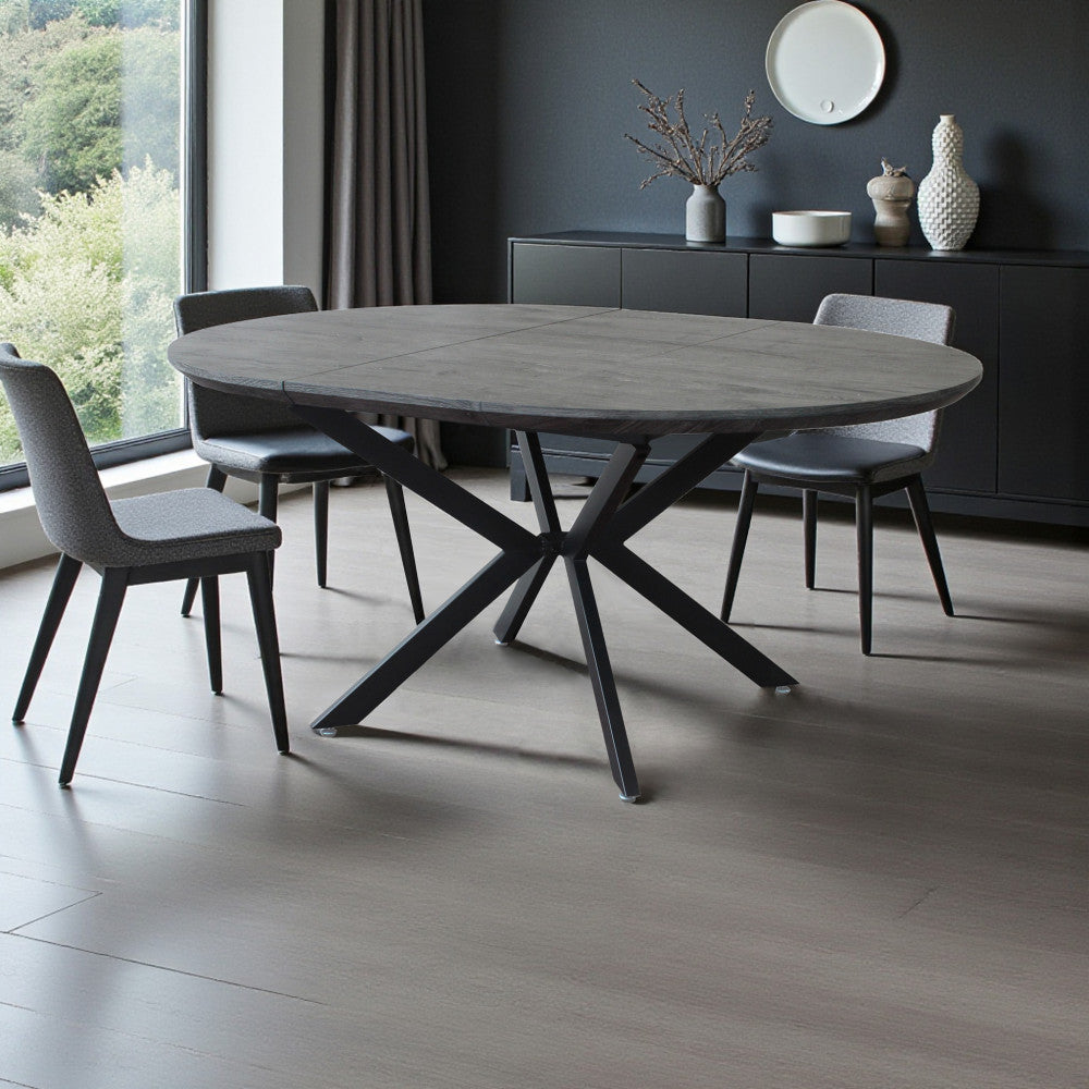 Tavolo Garry inserito in un contesto d'arredo moderno con pavimenti in legno chiaro.