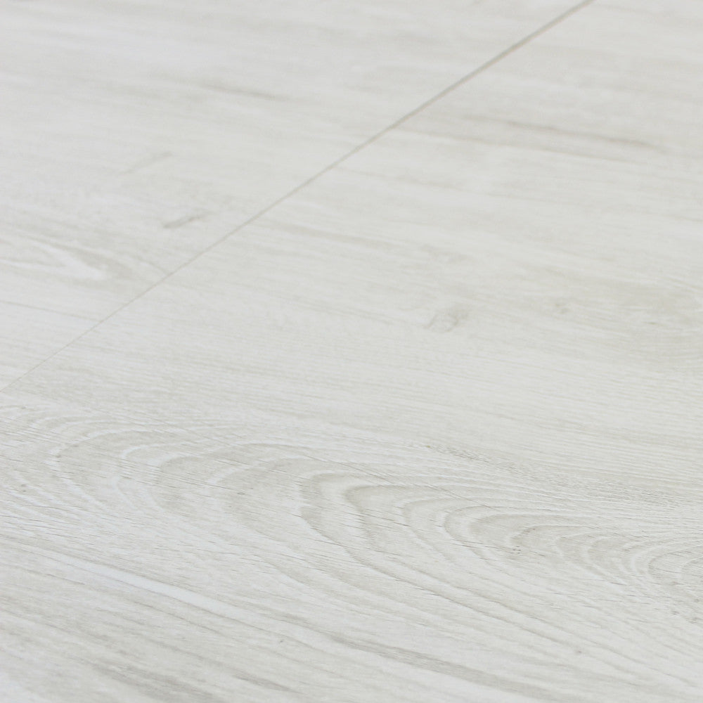Primo piano della superficie in melaminico grigio bianco del tavolo Garry, che mostra la texture effetto legno.