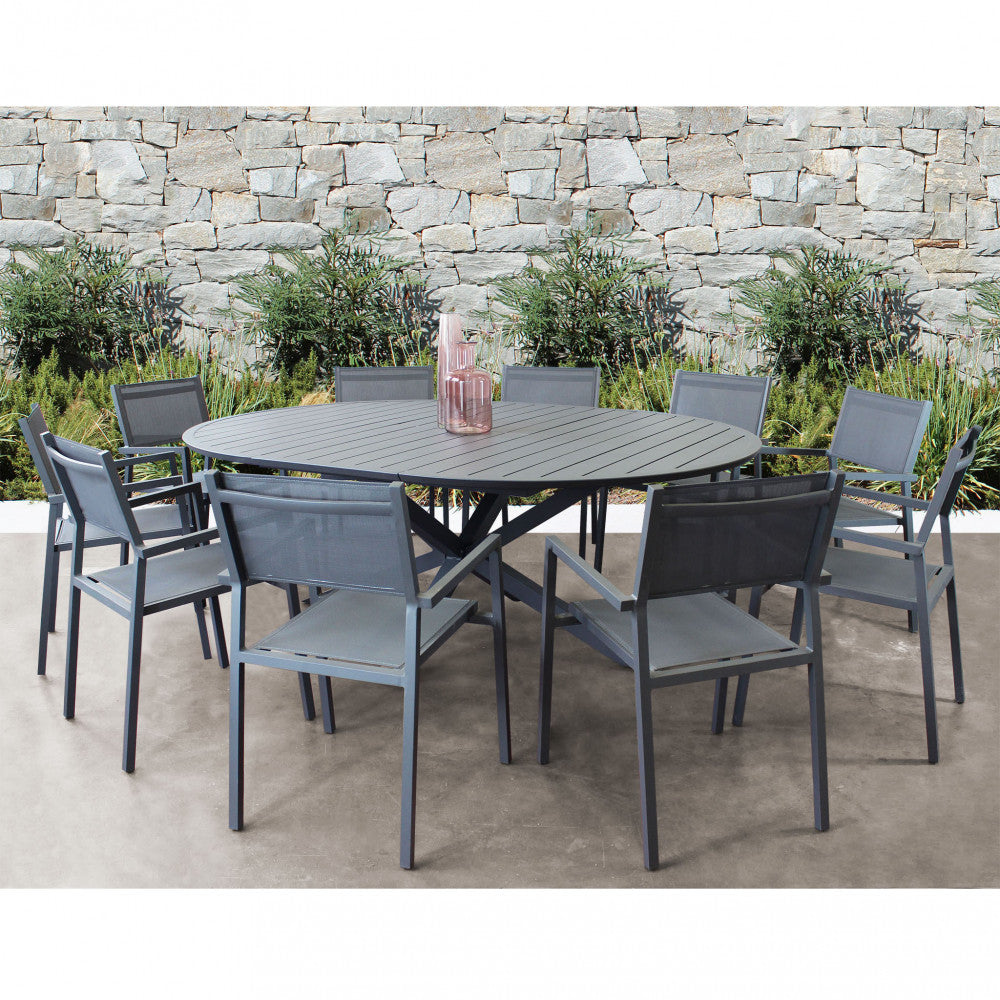 Set da pranzo outdoor con tavolo Camelot e otto sedie coordinate su terrazza in pietra.