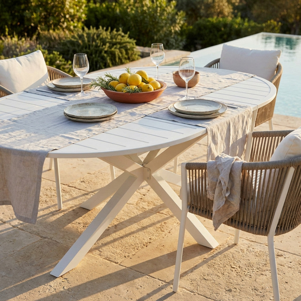 Tavolo da giardino Camelot in alluminio bianco allestito per un pranzo all'aperto a bordo piscina.