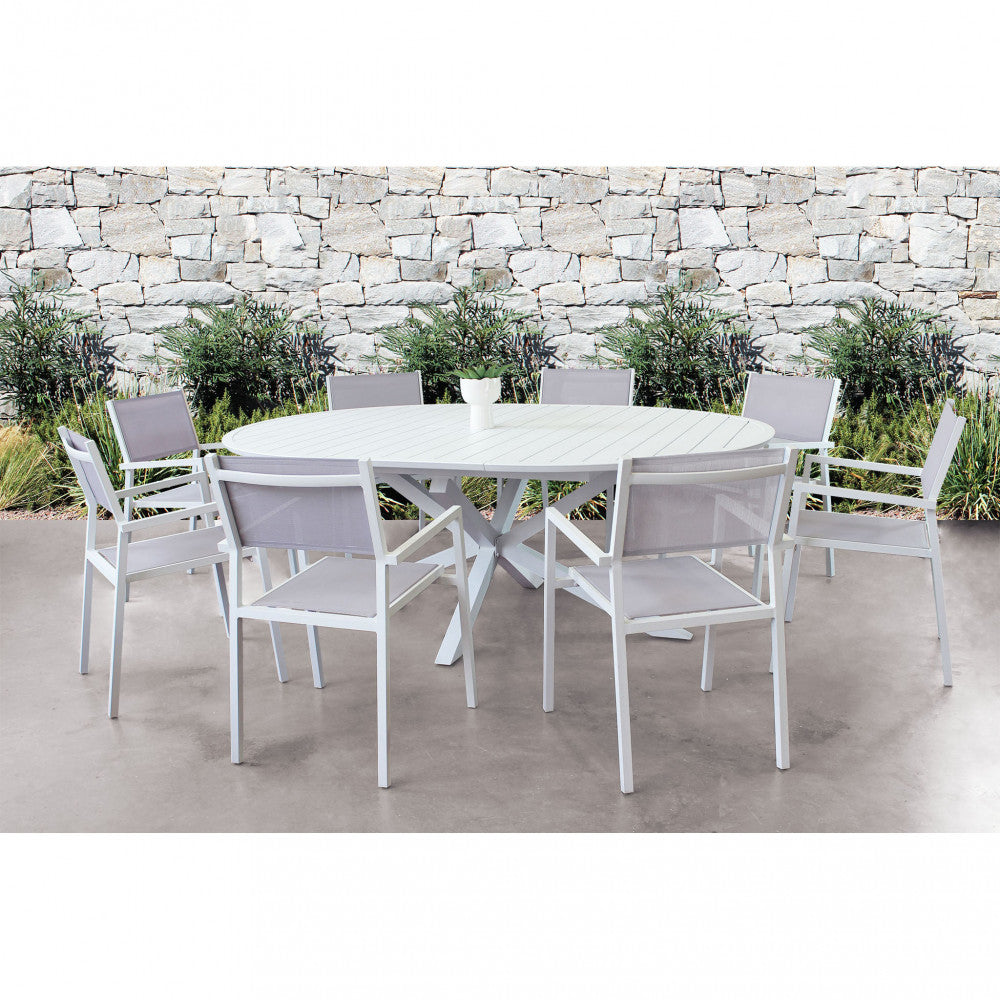 Set da pranzo outdoor con tavolo Camelot e sedie abbinate su una terrazza in pietra.