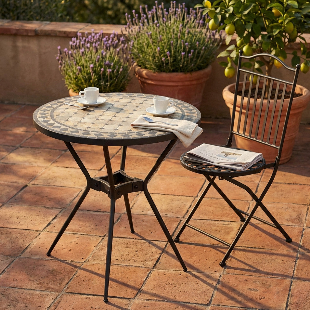 Tavolo da esterno vintage con sedia abbinata, caffè e giornale su terrazza soleggiata.