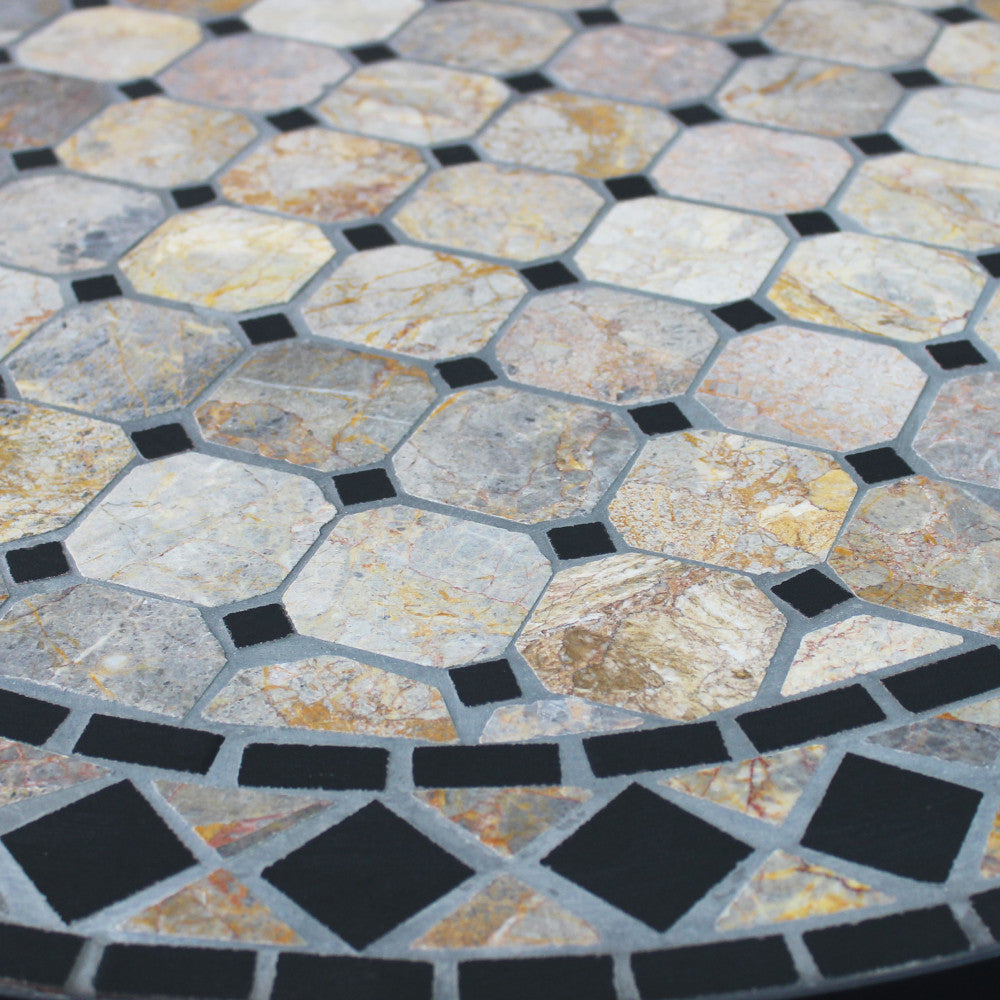 Particolare della superficie materica a mosaico del tavolo in ceramica.