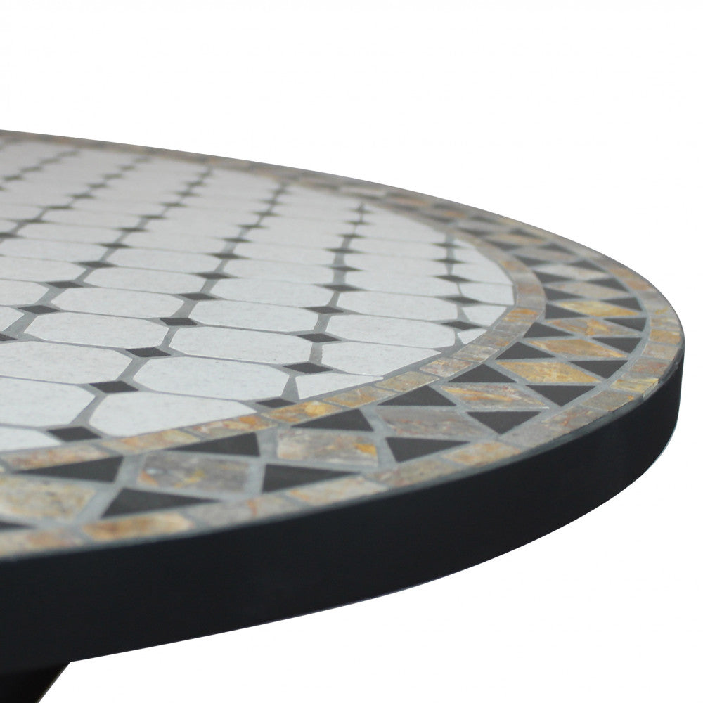 Primo piano del bordo in ceramica del tavolo Prometeo, che mostra il dettaglio geometrico a mosaico.