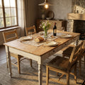 Tavolo da pranzo Russell shabby chic allestito in una sala da pranzo rustica con sedie in legno e camino.