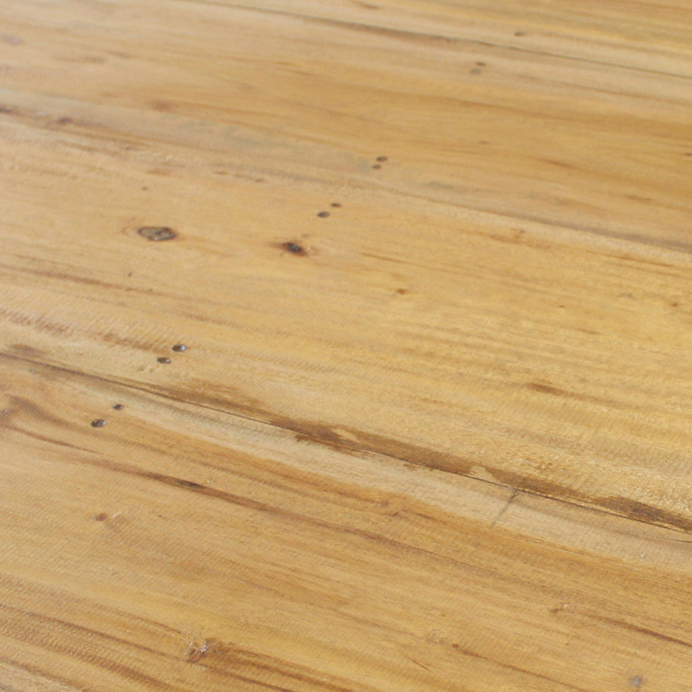 Primo piano della superficie del tavolo Russell, che mostra le venature naturali e la texture tattile del piano marrone.