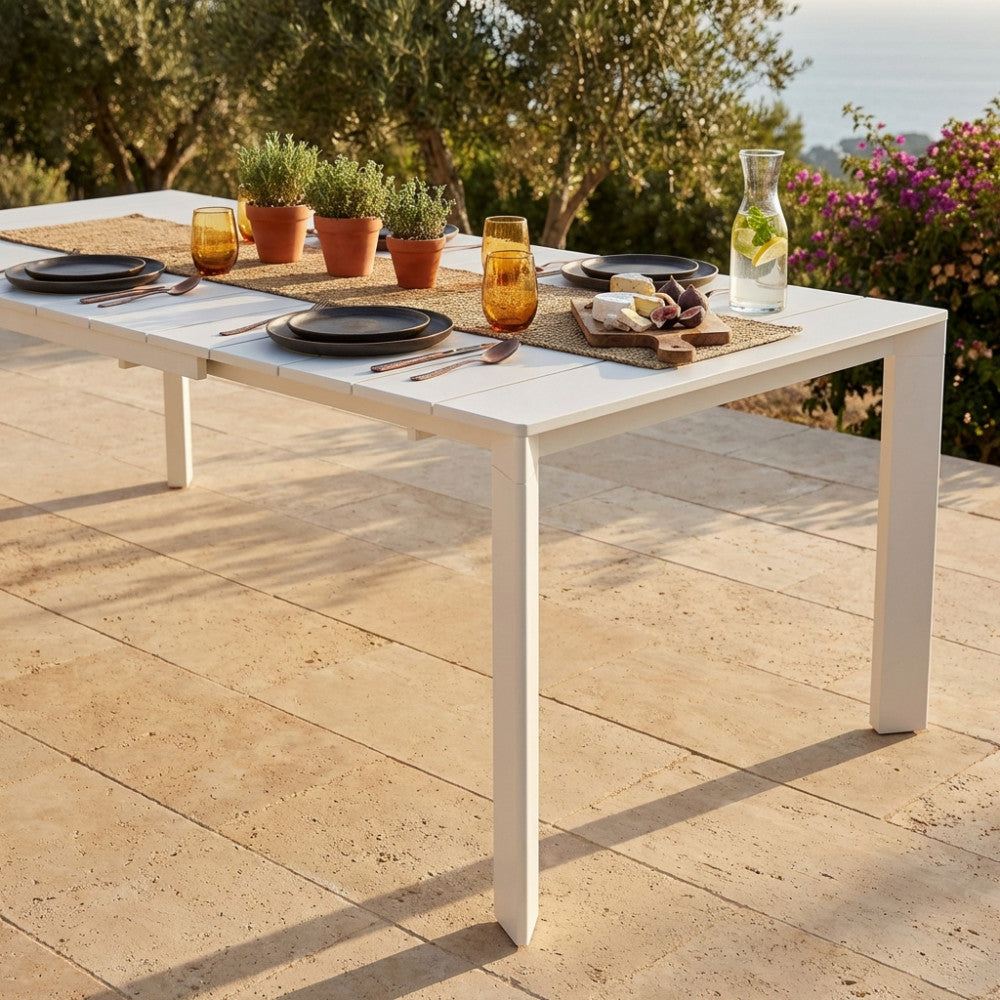 Dettaglio del Tavolo Sacramento allungabile in alluminio bianco con decorazioni rustiche e vista mare.