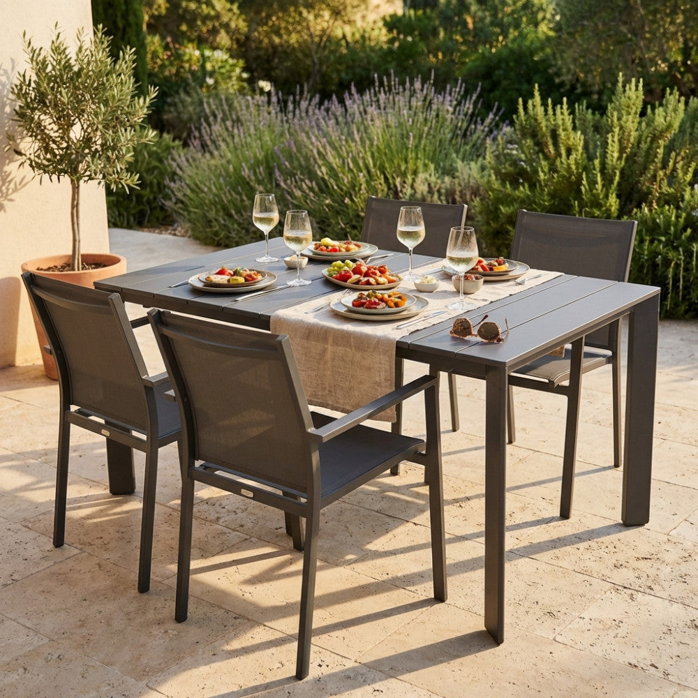 Tavolo da giardino allungabile Sacramento in alluminio taupe allestito per un pranzo all'aperto.