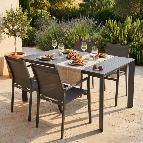 Tavolo da giardino allungabile Sacramento in alluminio taupe allestito per un pranzo all'aperto.