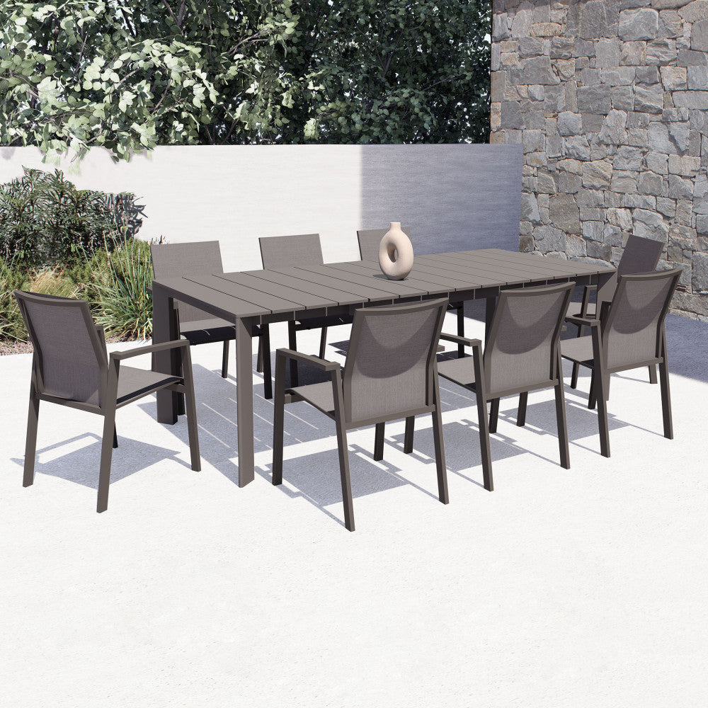 Tavolo moderno Sacramento ambientato in un patio soleggiato con sedute in tessuto tecnico.