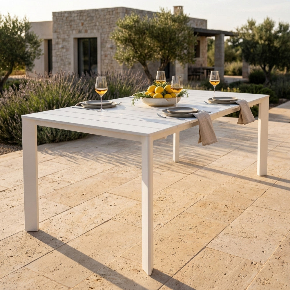 Tavolo da giardino Sacramento in alluminio bianco allestito per un aperitivo al tramonto.