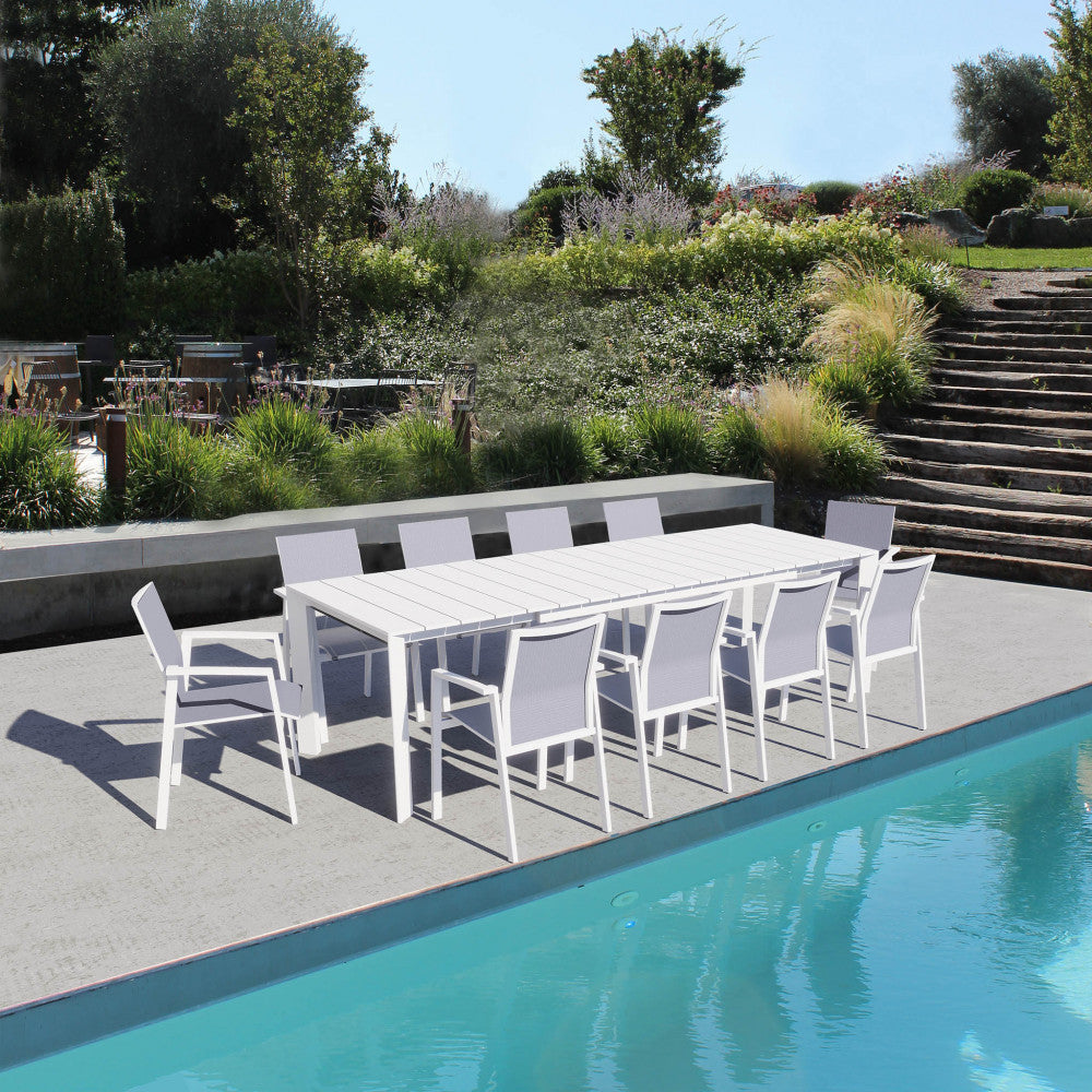 Tavolo Sacramento in alluminio bianco posizionato a bordo piscina con sedie coordinate.
