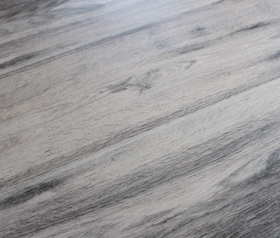 Dettaglio ravvicinato della texture in gres grigio del piano del tavolo Seattle.