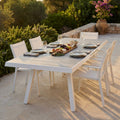 Tavolo da giardino Seattle in alluminio bianco e gres allestito per un aperitivo al tramonto.