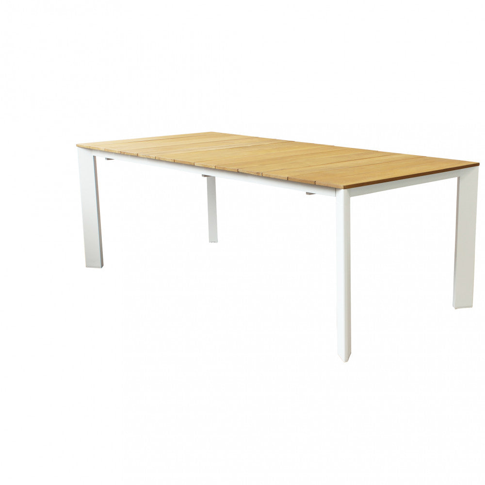 Tavolo da pranzo Tulcán in teak nella sua configurazione chiusa su sfondo bianco.