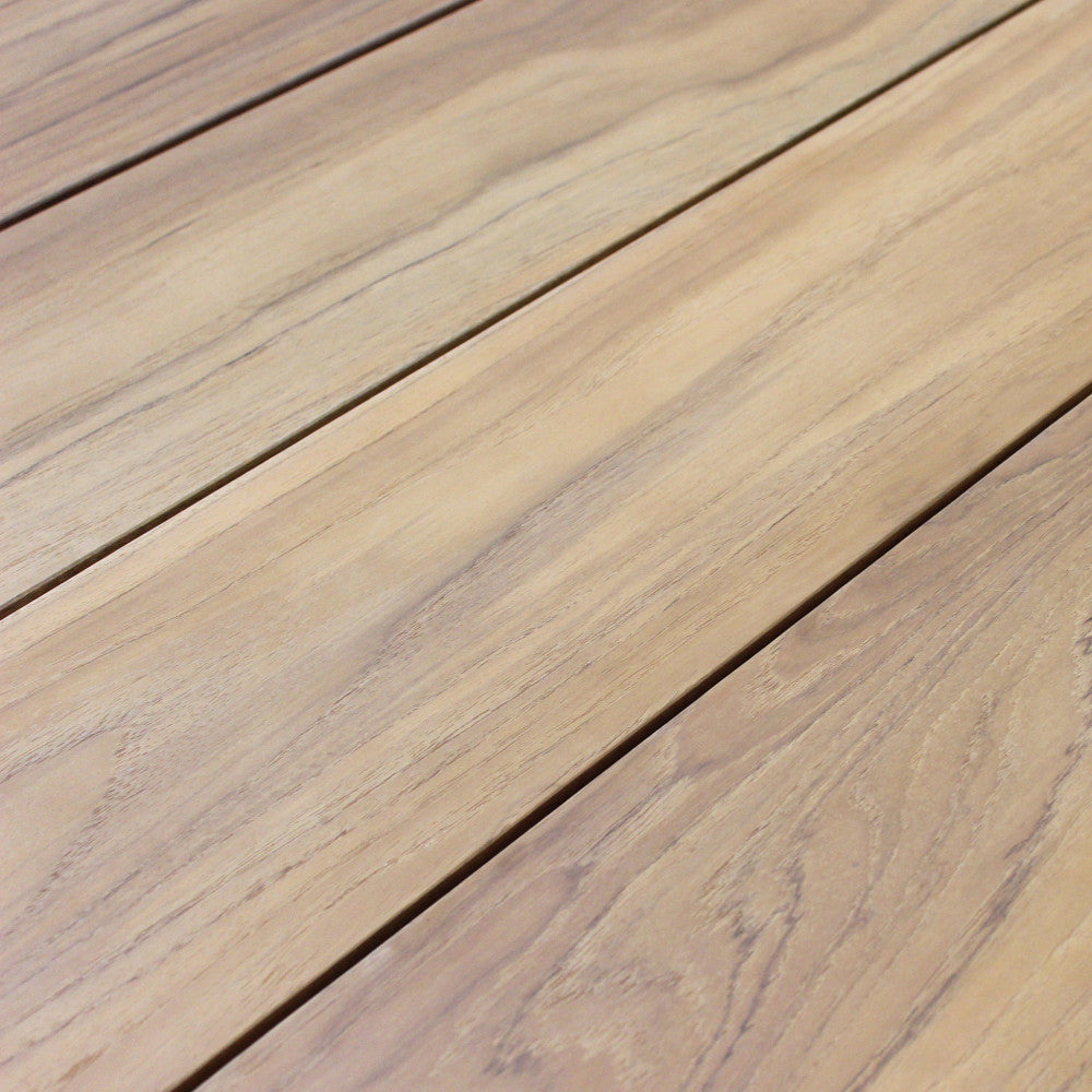 Primo piano dettagliato delle venature naturali del piano in legno di teak del tavolo Tulcán.