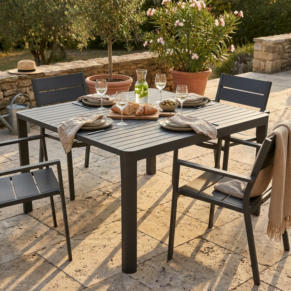 Tavolo da giardino Washington in alluminio antracite allestito per un pranzo all'aperto.