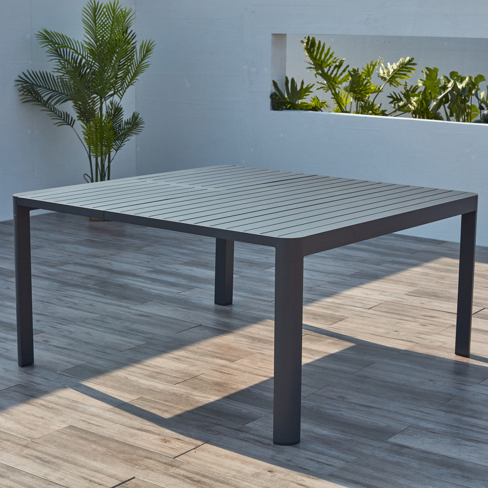 Tavolo Washington allungato a 150 cm in un patio minimalista illuminato dal sole.