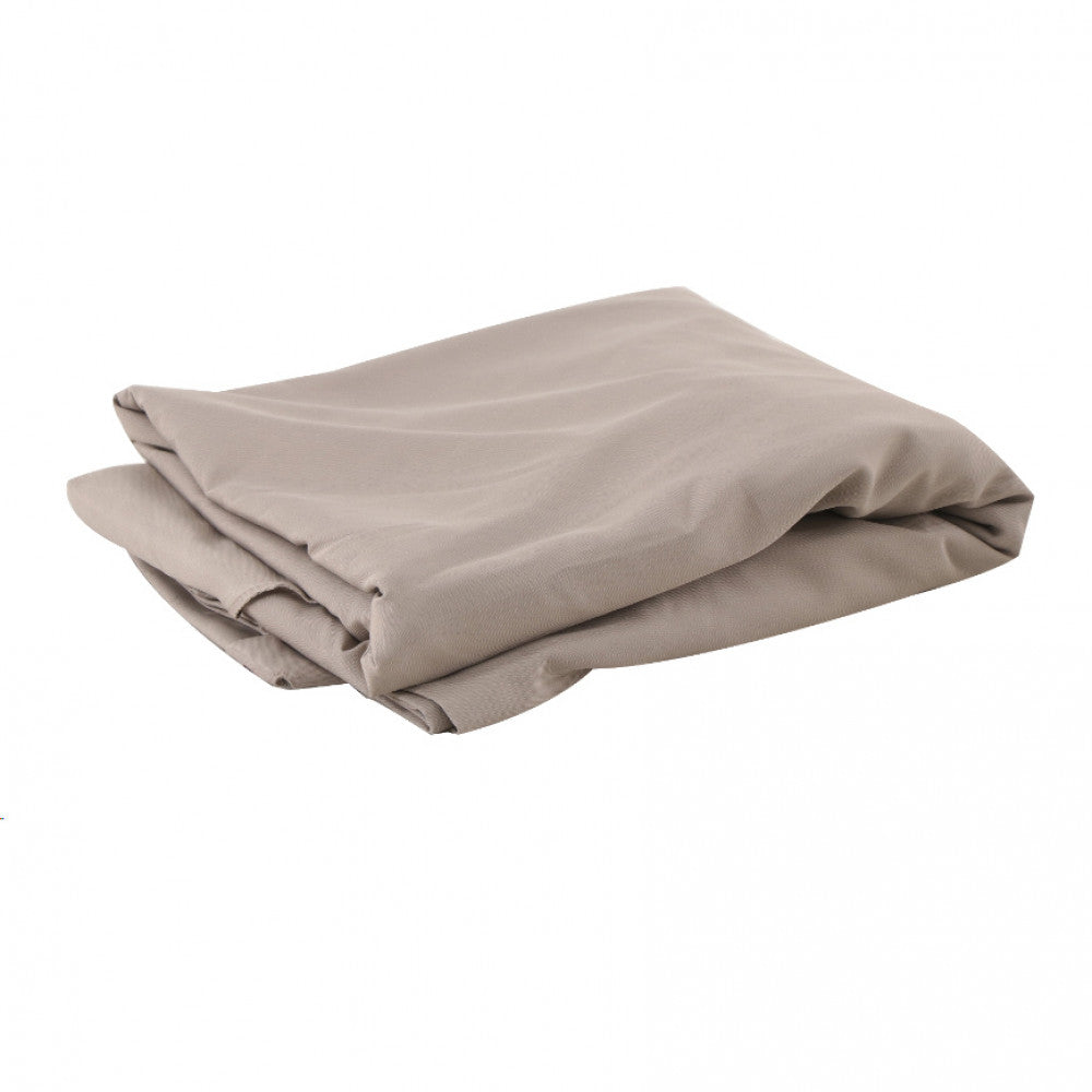 Telo di copertura Arneb piegato su sfondo bianco, che ne evidenzia la trama resistente e il colore marrone taupe.