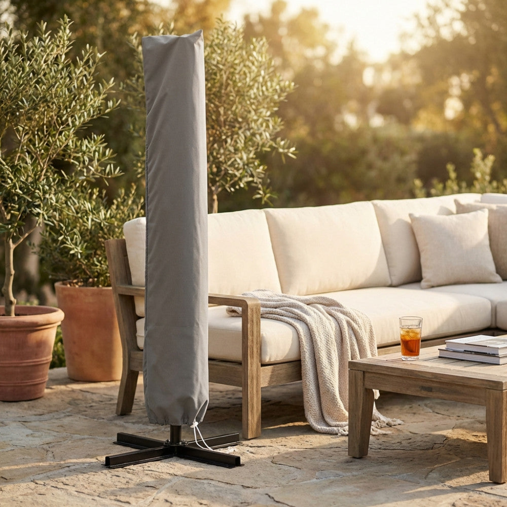 Telo copertura ombrellone OM807368 grigio posizionato su base a croce accanto a un divano outdoor moderno.
