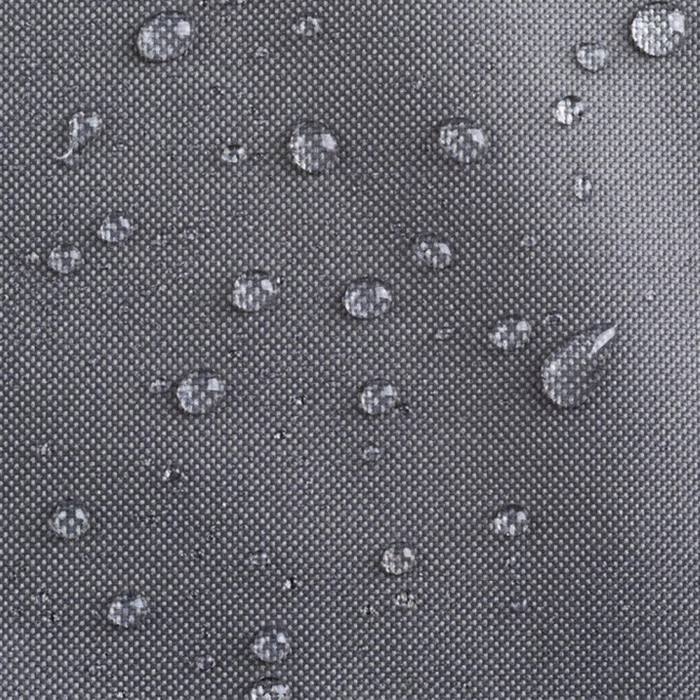 Macro del tessuto tecnico antracite idrorepellente, con gocce d'acqua in superficie che dimostrano la resistenza alle intemperie.