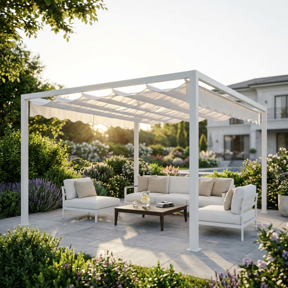 Gazebo bianco con telo Astoria 4x4 esteso, che ombreggia un elegante salotto da esterni in un giardino lussureggiante.