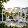 Telo gazebo Astoria 4x4 in poliestere bianco installato su una struttura bianca in un lussuoso giardino soleggiato.