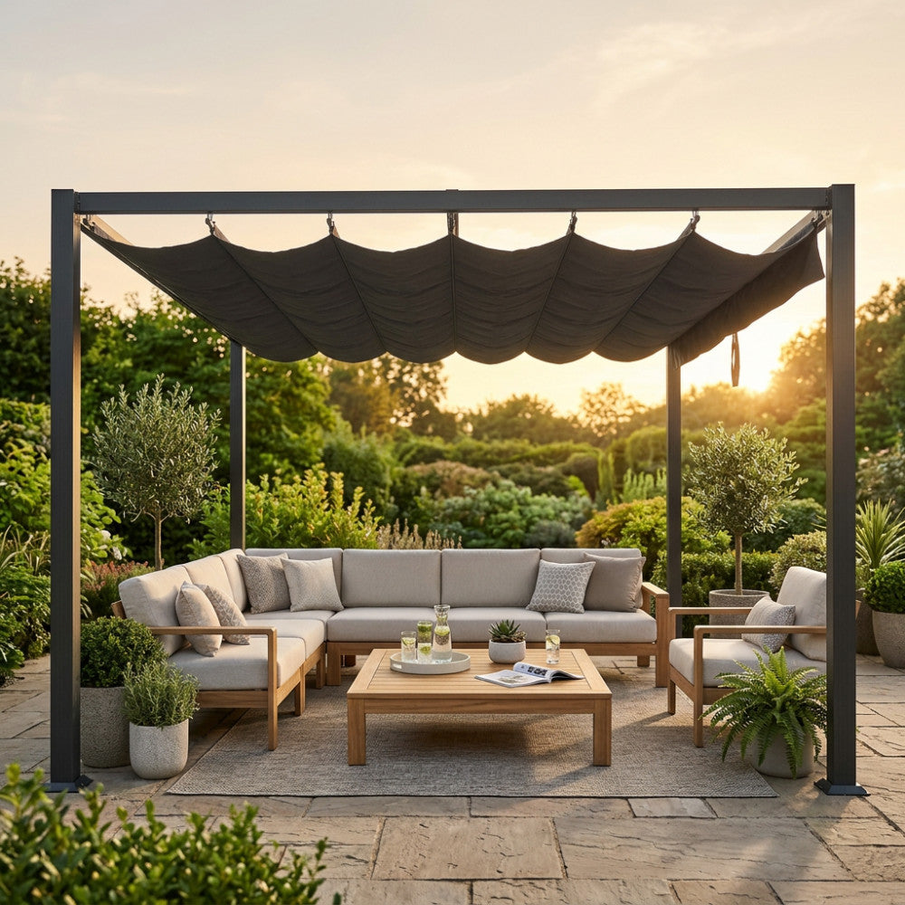 Telo gazebo Astoria 4x4 in poliestere grigio con sistema allungabile a onde, installato su una struttura moderna sopra un salotto da esterno in legno.