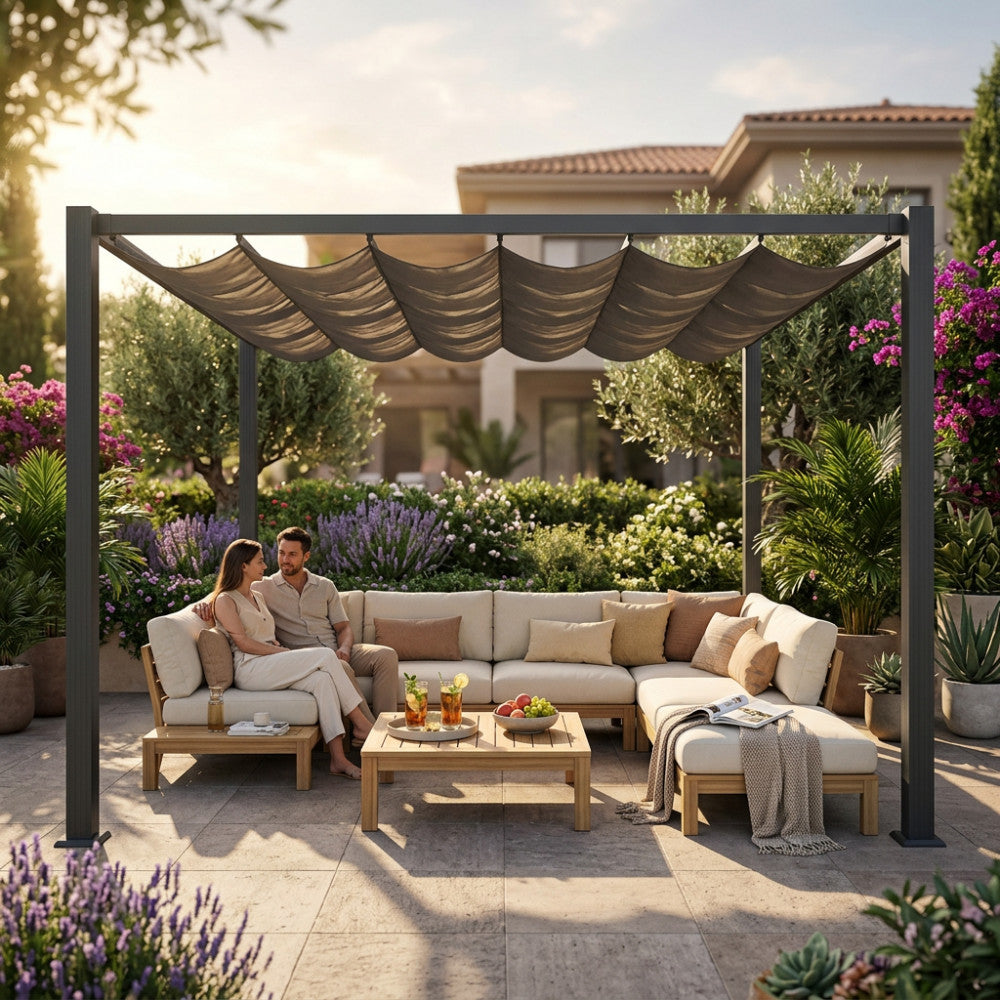Coppia che si rilassa all'ombra del telo gazebo Astoria in poliestere grigio, circondata da un rigoglioso giardino fiorito e arredi outdoor di lusso.