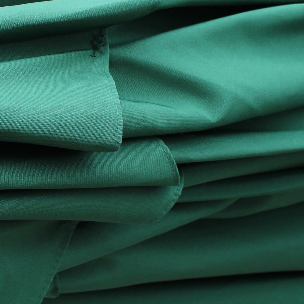 Macro fotografia del tessuto in poliestere verde ripiegato, sottolineando la robustezza e la finitura opaca del materiale.