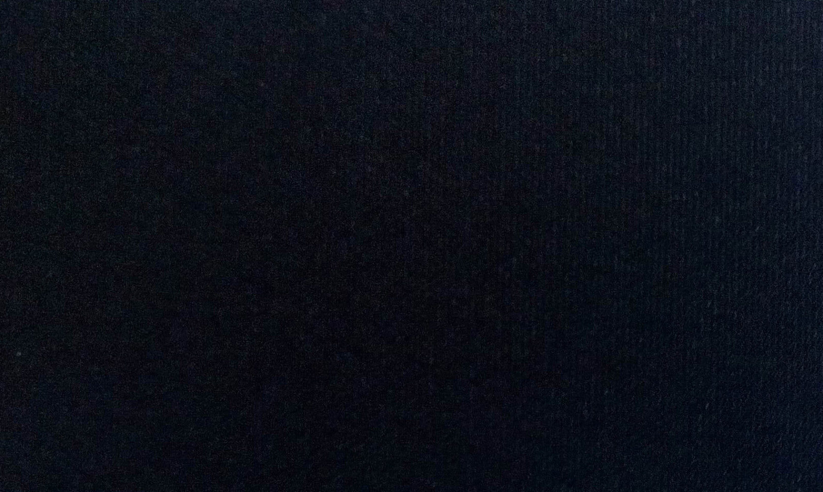 Dettaglio ravvicinato del tessuto tecnico grigio, che rivela la trama fitta e la superficie resistente progettata per l'outdoor.