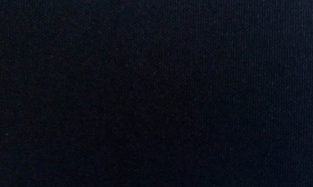 Dettaglio ravvicinato della trama del tessuto tecnico grigio, che rivela la robustezza delle fibre e la finitura opaca resistente agli agenti atmosferici.
