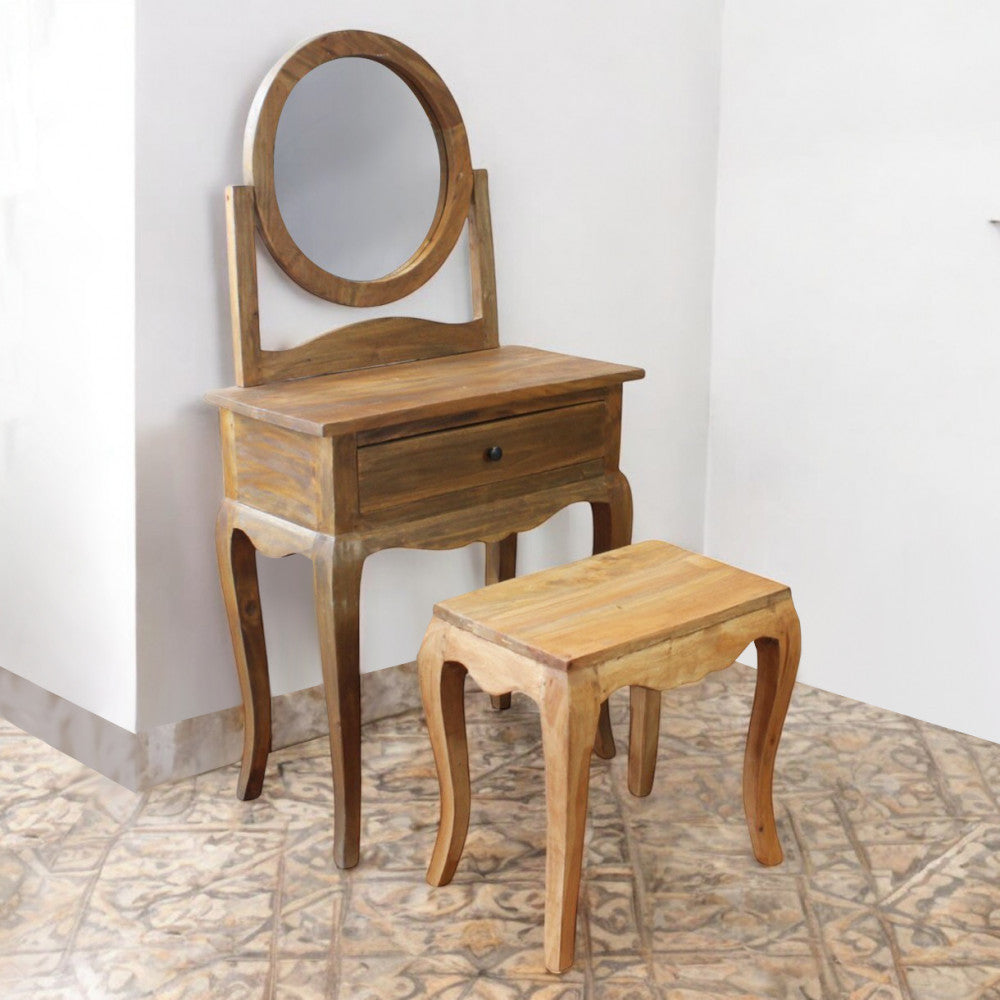 Toletta Agatha posizionata in un angolo della stanza su un pavimento decorato, mostrando la robustezza del legno.