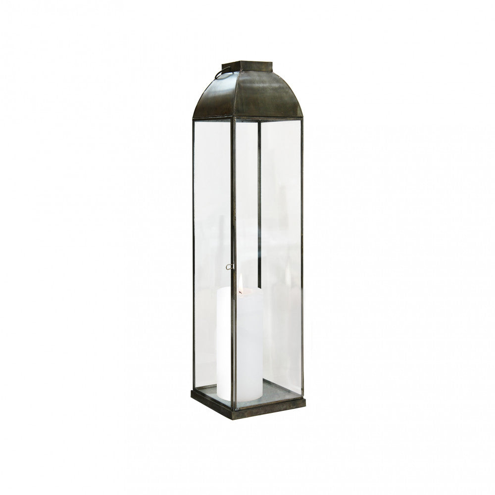 Set di Lanterne Karrie Piccola, Media e Grande in bronzo accese su una terrazza.