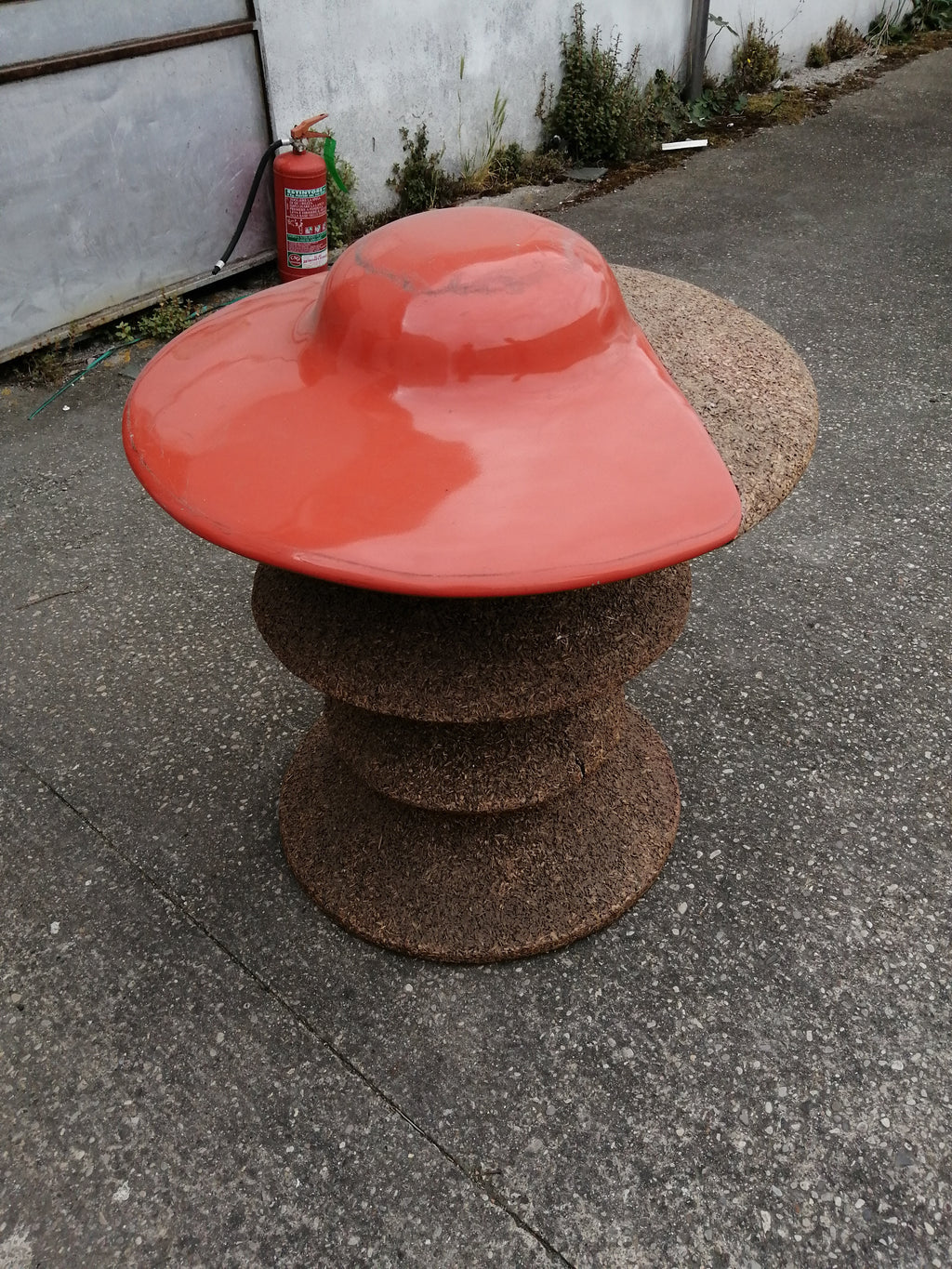 Vaso ornamentale arancione in truciolato pressato