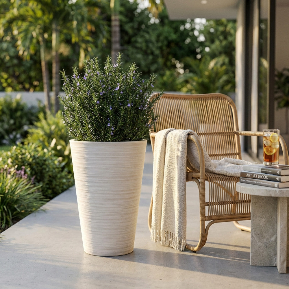 Vaso Azalea bianco con pianta di rosmarino fiorita su una terrazza moderna, illuminato dalla luce del tramonto.
