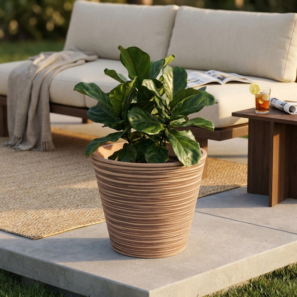 Vaso Grande Camelia color taupe ambientato in un patio esterno di lusso con arredi da giardino.