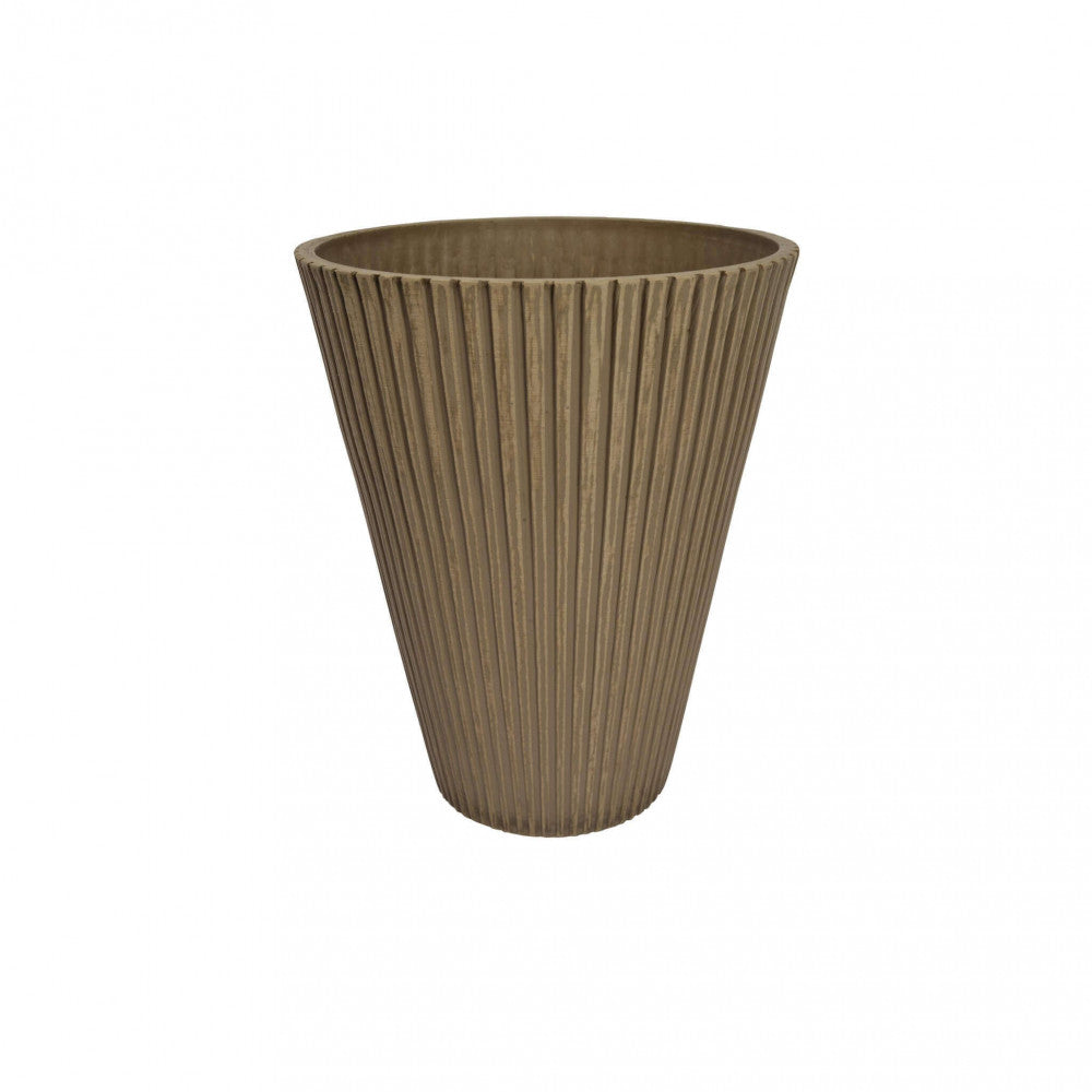 Vaso Grande Iris vuoto con finitura a coste color taupe su sfondo neutro.
