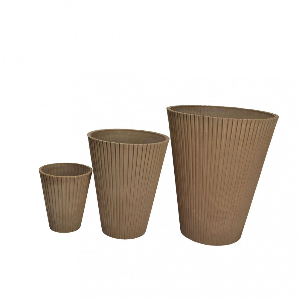 Set di tre vasi in fibra sintetica taupe dal design affusolato e scanalato.