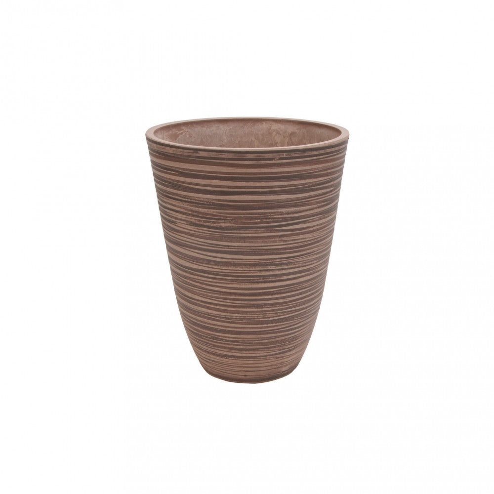 Dettaglio in studio del Vaso Anemone in fibra sintetica taupe, mostrando la texture materica e il design affusolato.