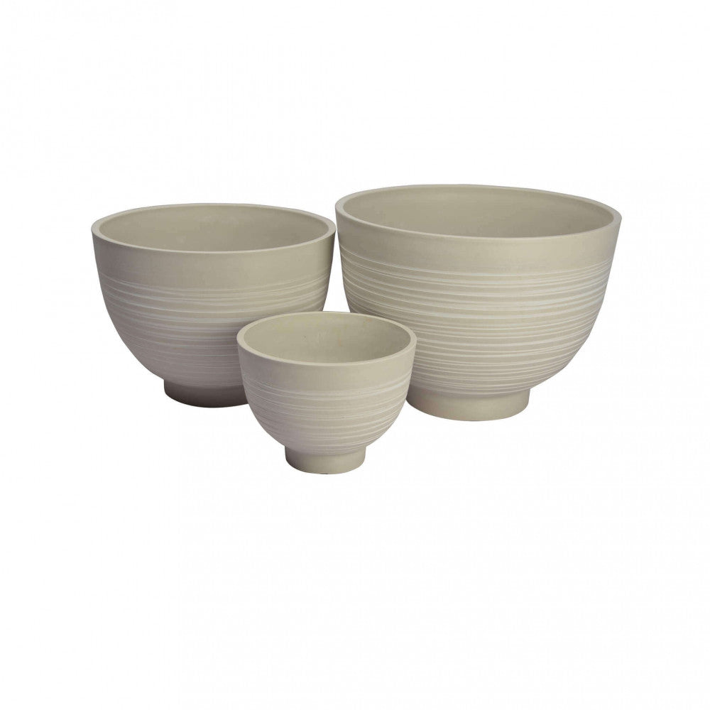 Composizione di tre vasi della collezione Narciso di diverse dimensioni, che mostrano la coerenza del design e la texture materica bianca.
