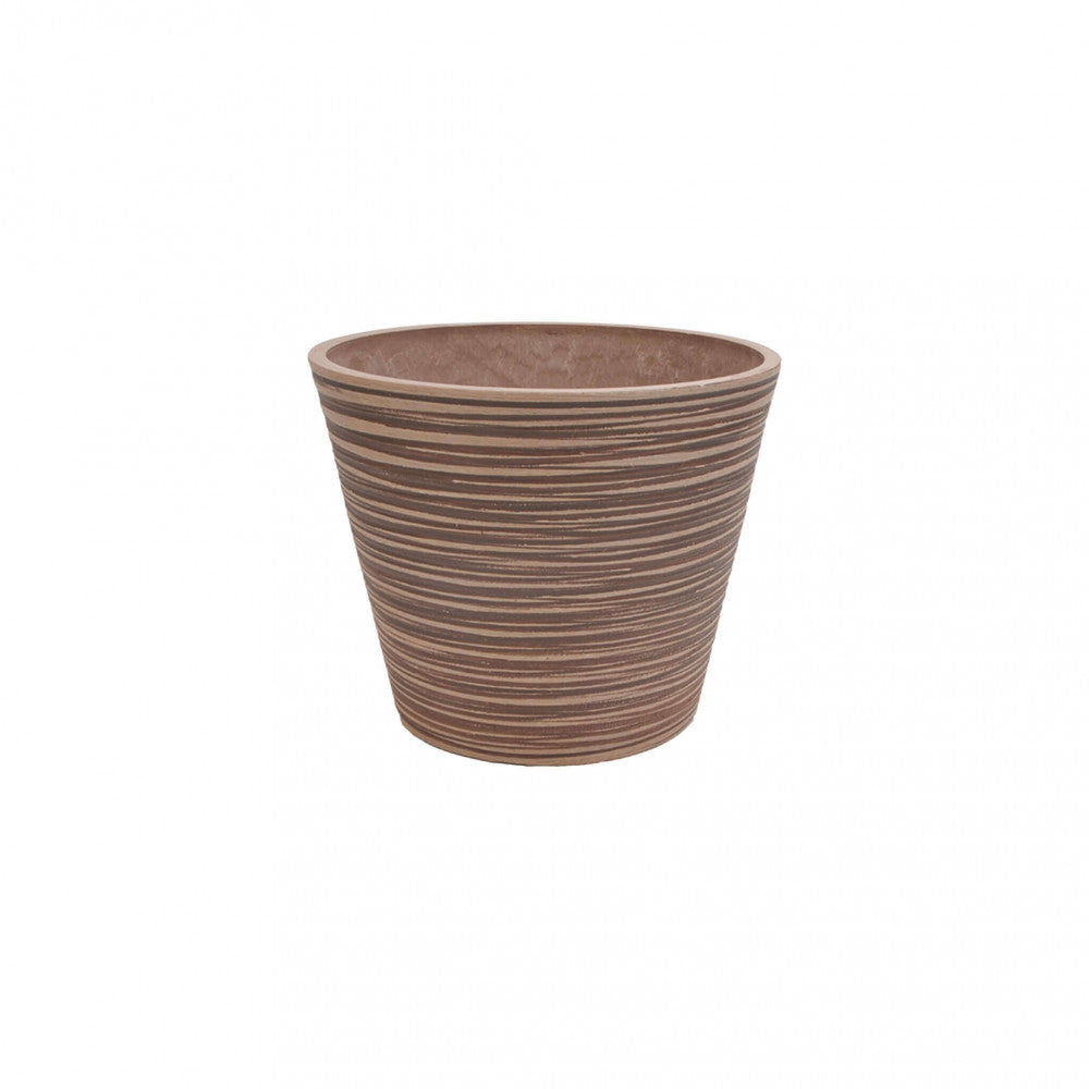 Dettaglio frontale del Vaso Piccolo Camelia in fibra sintetica taupe con texture a righe orizzontali su sfondo bianco.