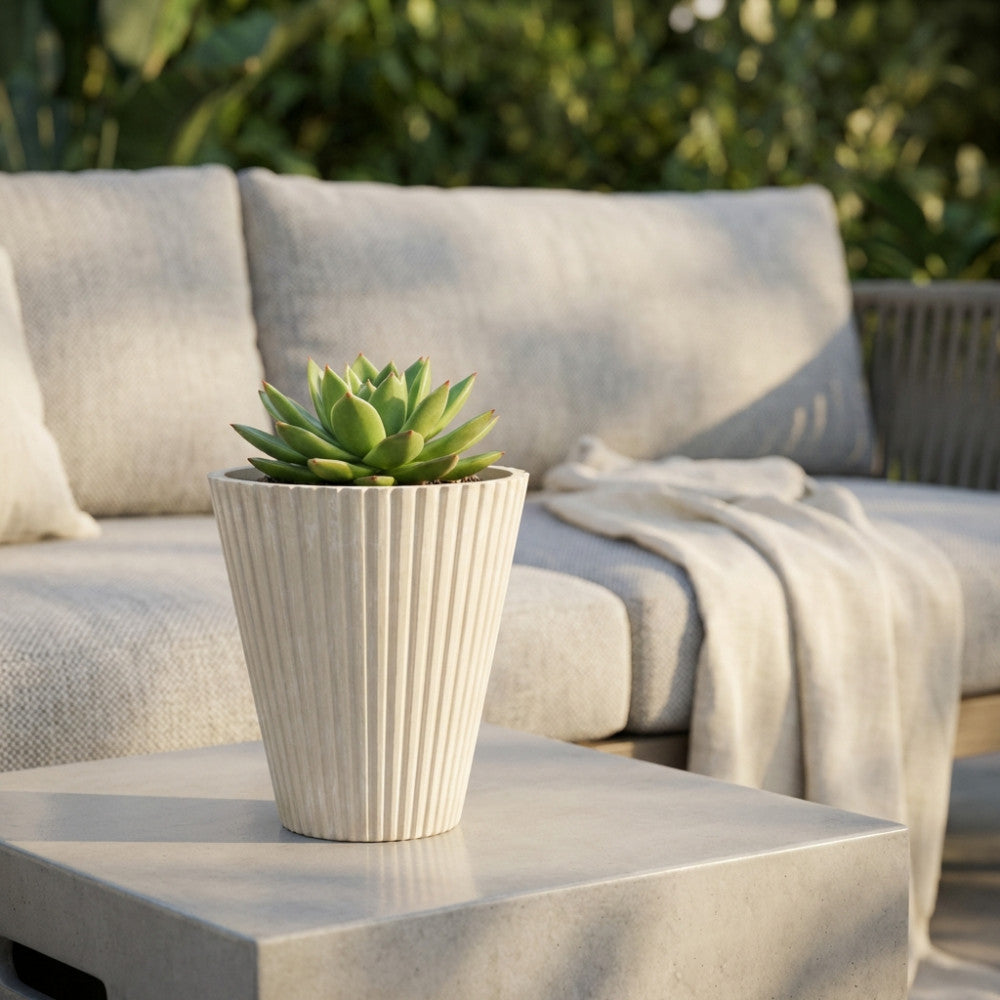 Vaso piccolo Iris bianco con pianta grassa posizionato su un tavolino in cemento in un elegante salotto outdoor.