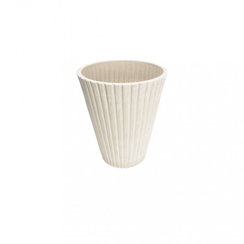 Dettaglio isolato del vaso piccolo Iris in fibra sintetica bianca, che evidenzia la texture verticale scanalata.