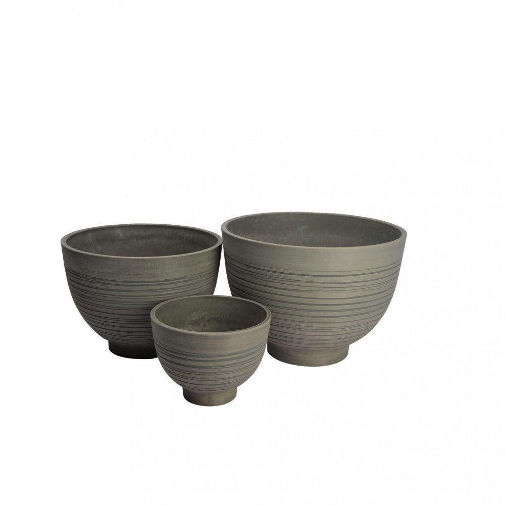 Composizione di tre vasi Narciso in fibra sintetica antracite di diverse dimensioni, isolati su sfondo bianco, che evidenziano la coerenza del design della collezione.