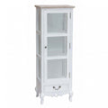 Vista frontale angolata della vetrina shabby chic bianca con anta in vetro e cassetto inferiore.