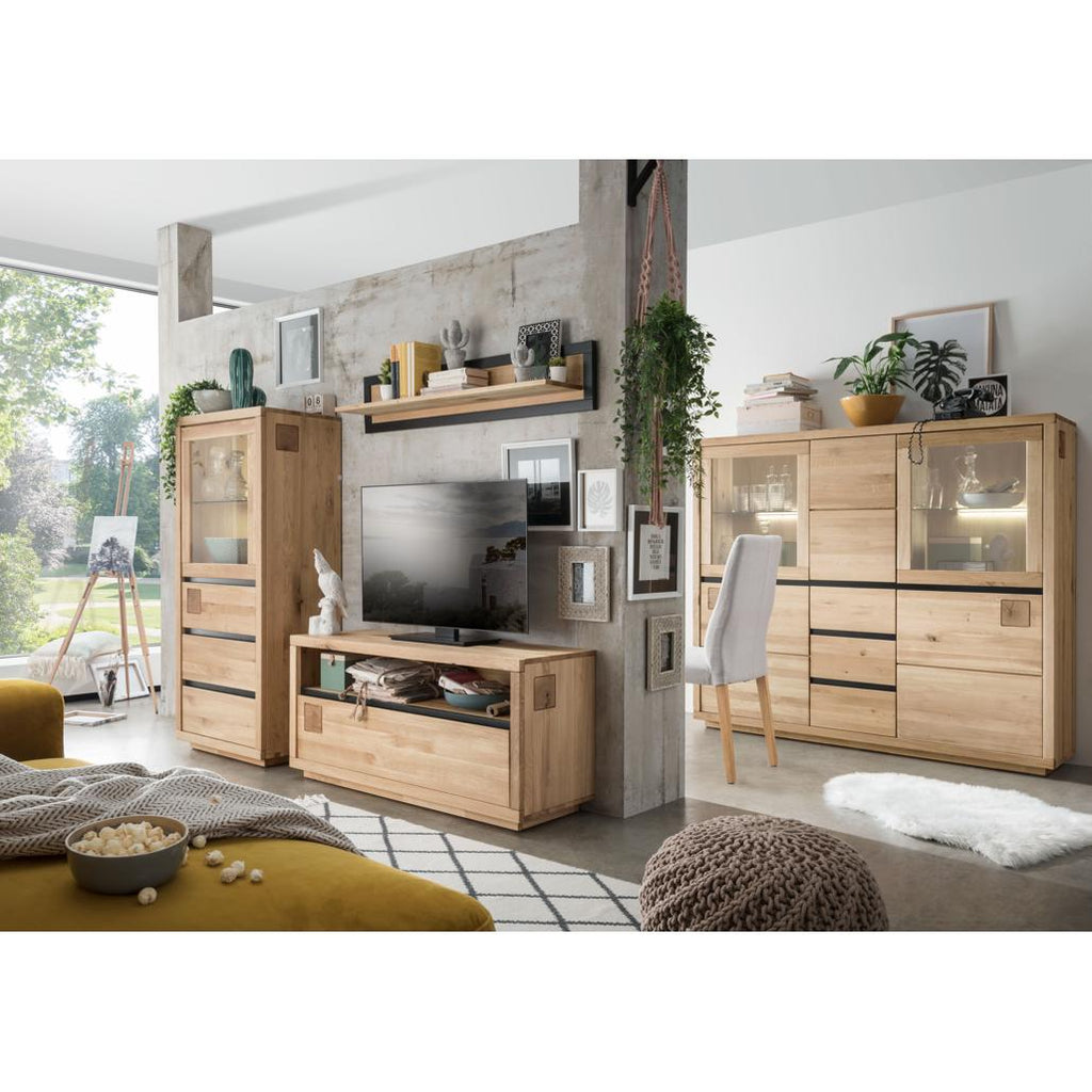 Vista 1 della Credenza Fende IV ambientata in un soggiorno, che ne sottolinea l'eleganza, la funzionalità e l'integrazione stilistica | Albert Stock